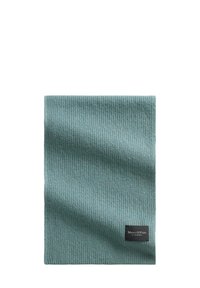 Teal geribbelde sjaal gemaakt van zacht materiaal, met een klein zwart label met witte tekst in de hoek.