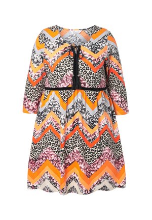 Robe colorée avec des motifs en zigzag et léopard dans des teintes d'orange, de noir et de gris. Elle possède un détail noué au niveau du col et des manches trois-quarts.