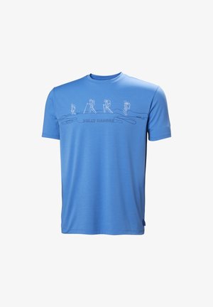 Lichtblauw kortemouw t-shirt van zachte stof. Bevat een witte hikingafbeelding en de tekst "HELly HANSEN". Ronde halslijn, reguliere pasvorm.