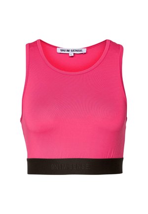 Rózsaszín, sima anyagból készült crop top, lekerekített nyakkivágással, kontrasztos fekete elasztikus pánttal, amelyen domború márkaszöveg található.