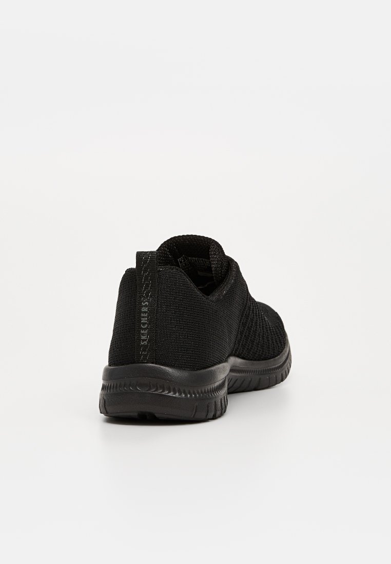 Schwarze Sportschuhe aus atmungsaktivem Mesh-Material mit strukturiertem Obermaterial und gepolsterter Sohle; mit einem Logo an der Ferse.