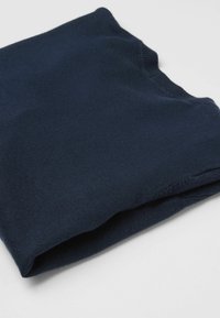 Tmavě modrý složený svetr vyrobený z měkké pleteniny. Má kulatý výstřih a hladké okraje s minimální texturou.