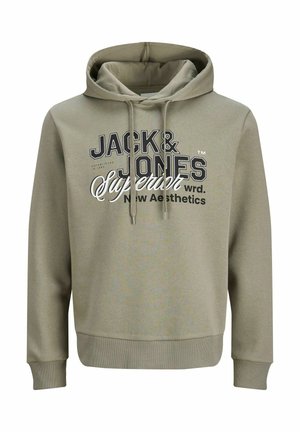 Bluza w kolorze oliwkowej zieleni wykonana z miękkiego materiału, z kapturem, przednim ściągaczem i dużym, czarno-białym nadrukiem logo.