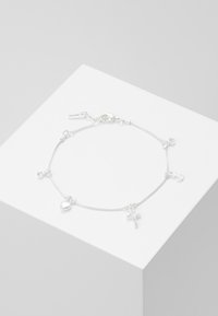 Silberarmband mit Kettendesign, ausgestattet mit Anhängern: einem Anker, einem Herz, einem Kreuz und einem Kristall. Glatte Textur, Verschluss mit Karabiner.