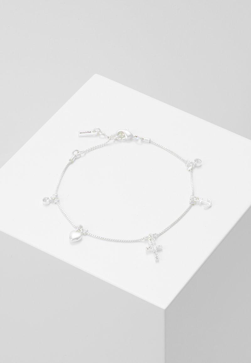 Silberarmband mit Kettendesign, ausgestattet mit Anhängern: einem Anker, einem Herz, einem Kreuz und einem Kristall. Glatte Textur, Verschluss mit Karabiner.