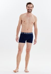 Marineblauwe boxershorts met een contrasterende witte "ENDURANCE" tailleband, van katoen, met een aansluitend ontwerp, korte benen en een gladde textuur.