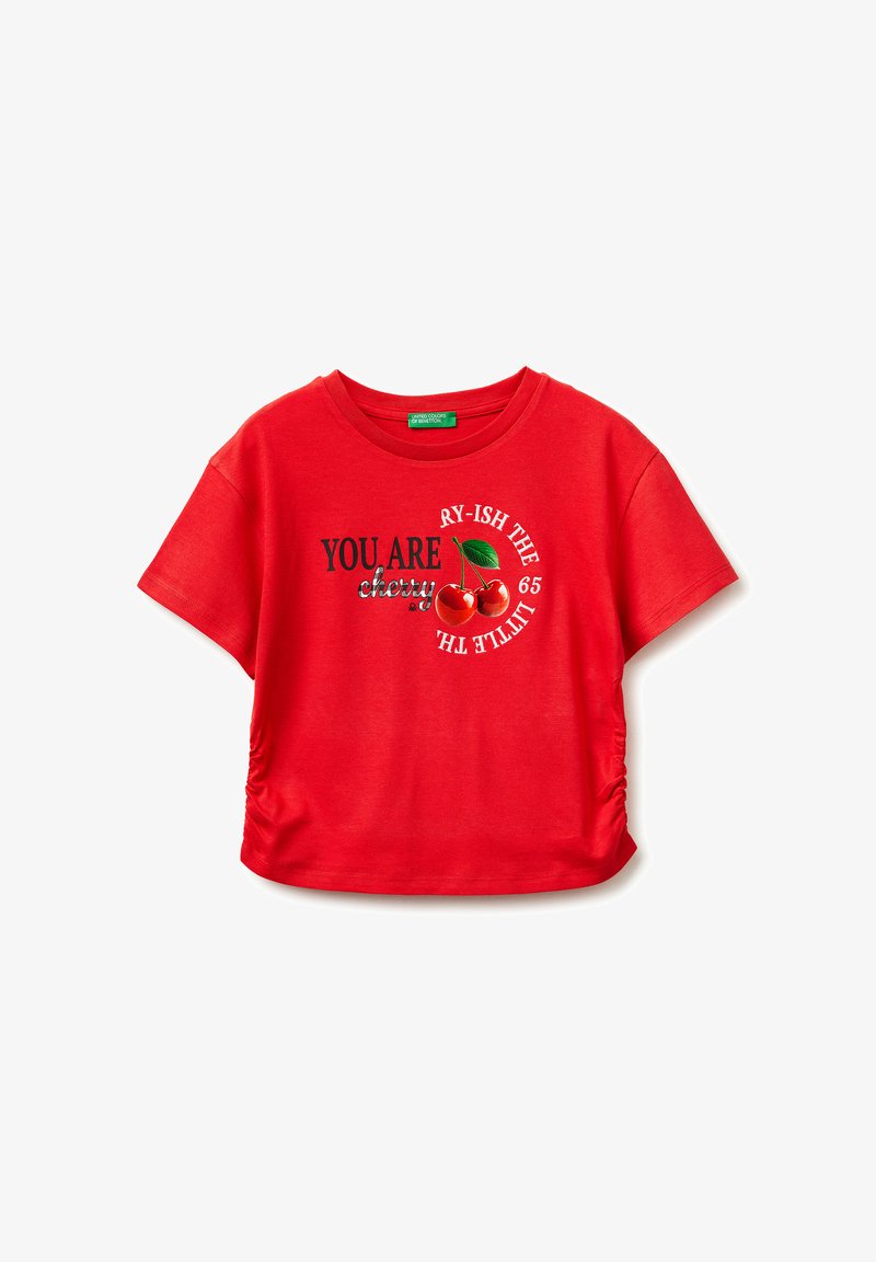T-shirt rouge à manches courtes avec côtés froncés, imprimé de cerises et texte "YOU ARE cherry" ainsi que texte circulaire "RY-ISH THE LITTLE 65".