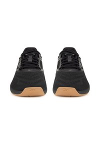 Čierne atletické topánky s textúrovaným pleteným zvrškom, šedými akcentmi a gumovou podrážkou. Šnurovaný dizajn s polstrovaným golierom pre pohodlie.