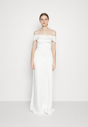 Robe blanche décolletée avec un corsage ajusté, une jupe fluide et une texture satin lisse. Design simple sans motifs ni accents visibles.