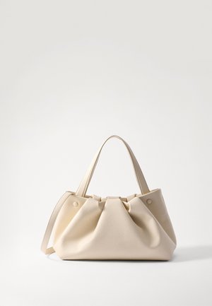 Beige læder håndtaske med blød, struktureret krop, plisseret design, to top håndtag og trykknaplukninger på hver side.