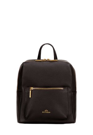 Sac à dos en cuir noir avec une finition texturée, accents en matériel doré, une poche zippée à l'avant et une poignée supérieure pour un transport facile.