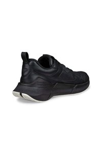 Czarne buty sportowe z gładką skórzaną cholewką, siateczkowymi akcentami, teksturowanym piętą oraz wyprofilowaną podeszwą z białym wzorem na powierzchni.