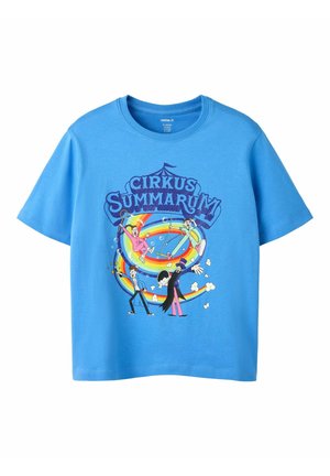 Lyseblå T-shirt med farverigt cirkustema-print, der viser optrædende, regnbuer, bobler og teksten "Cirkus Summarum".