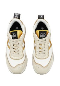 Sneaker bianche e dorate con punta arrotondata, dettagli beige testurizzati, spesse stringhe beige e una linguetta nera in contrasto sul tallone.