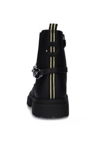 Stivale nero con due strisce gialle sul retro, una fibbia metallica e un patch rotondo con logo. Suola testurizzata per una presa sicura. Finitura liscia sulla parte superiore.