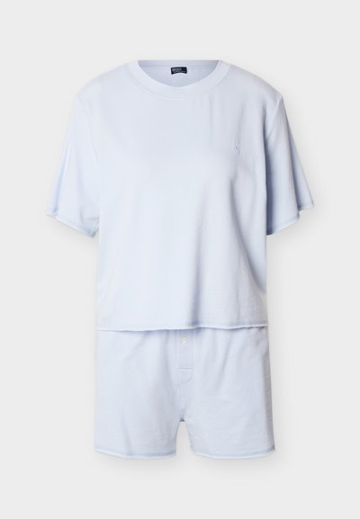 Απαλό γαλάζιο βαμβακερό κοντομάνικο T-shirt και αντίστοιχο σορτς με ελαστική μέση και μπροστινό κλείσιμο με κουμπιά, ανεπιτήδευτο σετ καθημερινής άνετης ένδυσης για όλους.