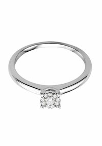 Anello in argento con una fascia lucidata e un gruppo di diamanti taglio rotondo disposti in un motivo floreale nella parte superiore.