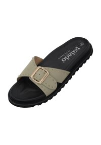 Chanclas verdes con una tira ancha que presenta tachuelas doradas y una gran hebilla dorada, plantilla texturizada negra y suela negra estriada.