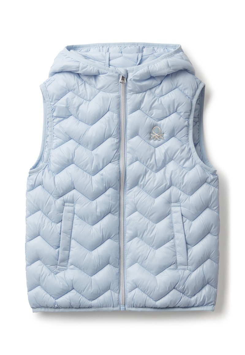 Světle modrá prošívaná bezrukávová vesta s předním zipem, kapucí, bočními kapsami a malým vyšitým logem na prsou.