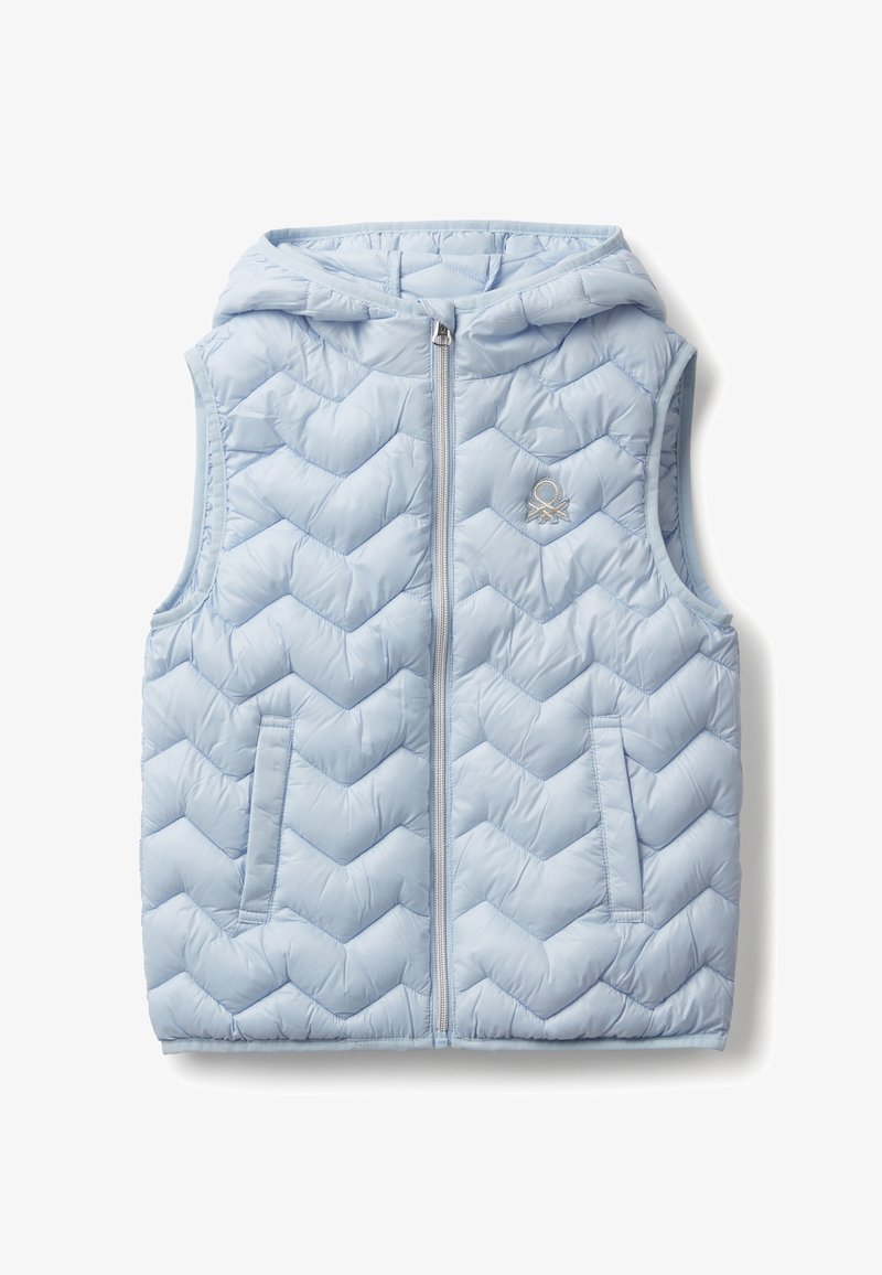 Jasnoniebieska pikowana kamizelka bez rękawów z zamkiem błyskawicznym z przodu, kapturem, bocznymi kieszeniami oraz małym wyszytym logo na piersi.