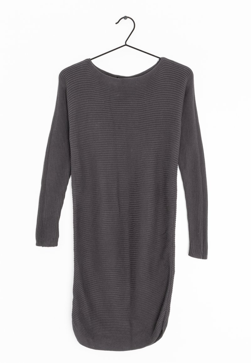 Robe en maille côtelée grise avec manches longues, encolure arrondie et fentes latérales, suspendue à un crochet noir sur un fond blanc.