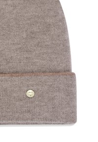 Bonnet en tricot marron avec un revers, ornée d'un bouton doré et d'une texture lisse. Le tissu semble doux et chaud.