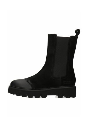 Botines negros con parte superior de ante, paneles laterales elásticos y suela de goma. Presentan una puntera negra brillante y costuras decorativas.