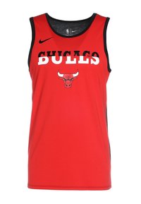 Camiseta de baloncesto sin mangas roja con detalles en negro. Presenta el texto "CHICAGO BULLS" y un gráfico de un toro en el centro. Hecha de tejido transpirable.