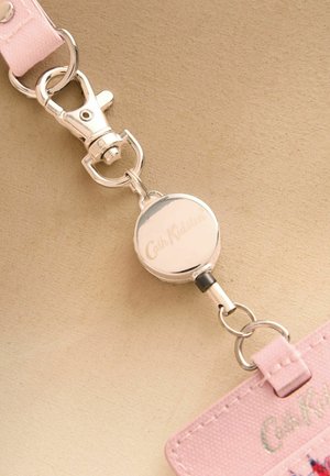 Ezüst bepattintható kitűzőtartó csattal, rózsaszín textil nyakpánttal és rózsaszín virágos kártyatartóval.