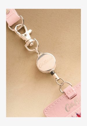 Ezüst bepattintható kitűzőtartó csattal, rózsaszín textil nyakpánttal és rózsaszín virágos kártyatartóval.