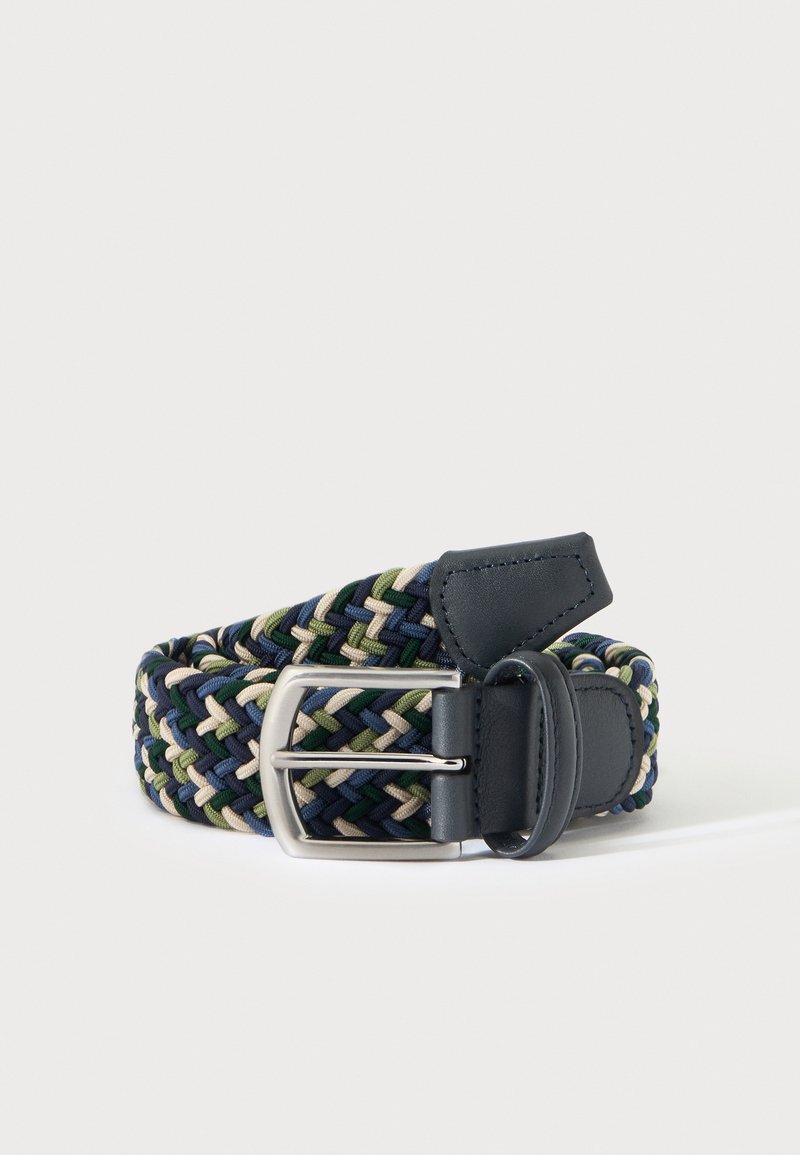 Ceinture en tissu tressé avec des brins bleu marine, vert, beige et bleu clair, et une boucle en métal argenté avec des détails en cuir noir.