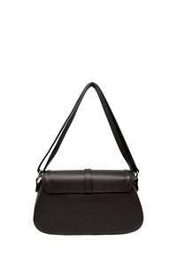 Borsa a spalla in pelle marrone scuro con fondo arrotondato e chiusura a patta, dotata di due manici e dettagli in metallo dorato su sfondo bianco.