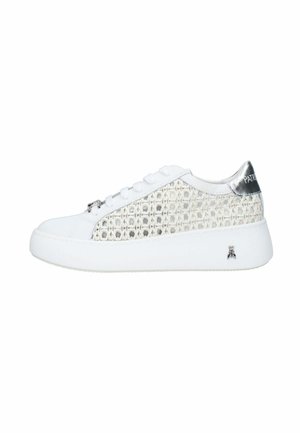 Sneaker bianca low-top con pannelli laterali in mesh intrecciato, lacci bianchi, suola spessa e linguetta posteriore in argento metallizzato con logo.