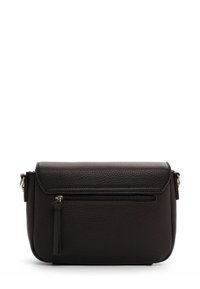 Schwarze Leder-Crossbody-Tasche mit strukturierter Oberfläche, Klappenverschluss, vorderer Reißverschlusstasche und verstellbarem Tragegurt. Kompaktes und rechteckiges Design.