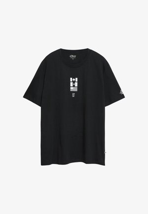 Czarny t-shirt z krótkim rękawem z ikonami flag Kanady, Meksyku i USA oraz skrótami nazw krajów, wydrukowanymi na biało na środku przodu.
