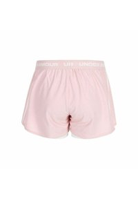 Shorts de sport roses en tissu léger, avec une taille élastique portant le texte "UNDER ARMOUR" et un ourlet arrondi.
