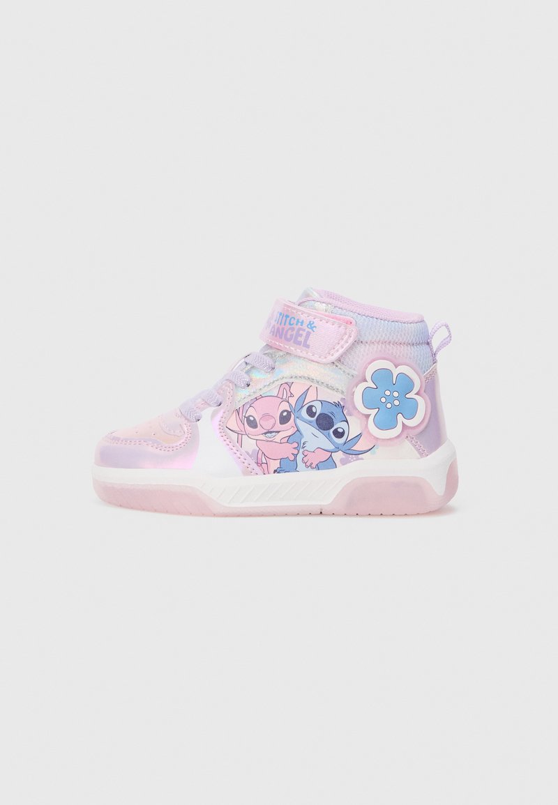 Sapatilhas altas em rosa claro iridescente com gráficos do Stitch e Angel, uma tira de fecho de gancho e uma decoração de flor.