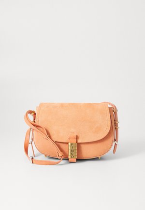 Perzikkleurige suède schoudertas met een klepsluiting, goudkleurige hardware en een verstelbare schouderriem. Voorzien van een logoaccent aan de voorkant.