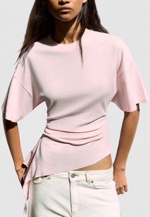 Bershka, GATHERED SHORT SLEEVE - T-SHIRT 01429360 - T-shirts print - light pink