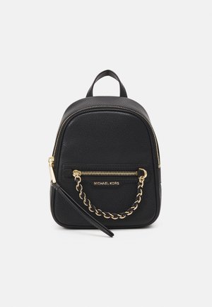 Schwarzer Mini-Rucksack aus strukturiertem Leder mit goldenem Reißverschluss, goldener Kettendetail und "Michael Kors"-Logo auf der vorderen Tasche.