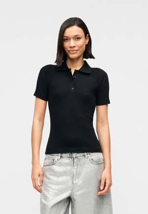 Czarna koszulka polo z krótkim rękawem, kołnierzykiem, listwą z przodu i pięcioma guzikami. Tkanina wydaje się gładka i elastyczna.