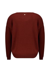 Pull en maille rouge foncé avec un large col, des épaules tombantes et un ourlet côtelé. Dispose d'un petit bouton décoratif à l'arrière.