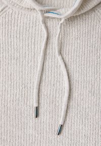 Lichtgrijze hoodie met een geribbelde textuur, voorzien van witte trekkoorden met metalen tips en blauwe accentdetails nabij de capuchon.