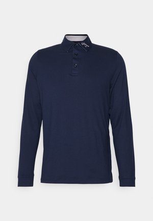 Mornarica dugih rukava polo majica izrađena od mekanog materijala, s klasičnom ovratnikom, tri dugmeta na prednjem dijelu i suptilnim brendom na ovratniku.
