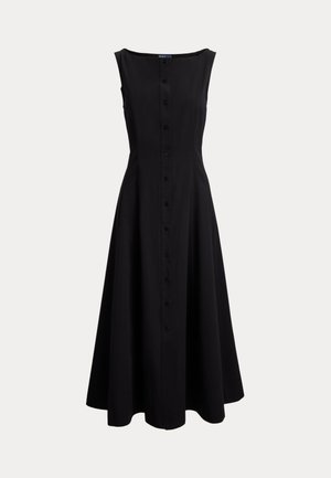 Ærmeløs sort midi-kjole med bådehals og knaplukning foran, figursyet ved taljen og udvidet mod kanten.