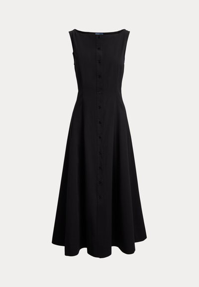 Ermeløs svart midikjole med båthalsutringning og knappelukking foran, innsvingt i midjen og utsvingt mot kanten.