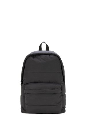Zaino imbottito nero con tasca anteriore con zip e maniglia superiore, progettato per uso casual o da viaggio.
