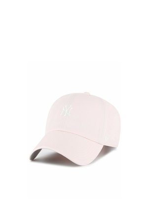 Gorra de béisbol rosa claro con visera curva y logo bordado en blanco de los New York Yankees en el frente.