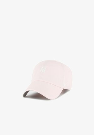 Gorra de béisbol rosa claro con visera curva y logo bordado en blanco de los New York Yankees en el frente.