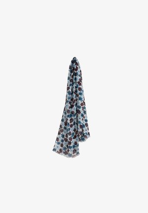 Lyseblåt tørklæde med mørkeblåt og brunt blomsterdesign hængende mod en hvid baggrund.